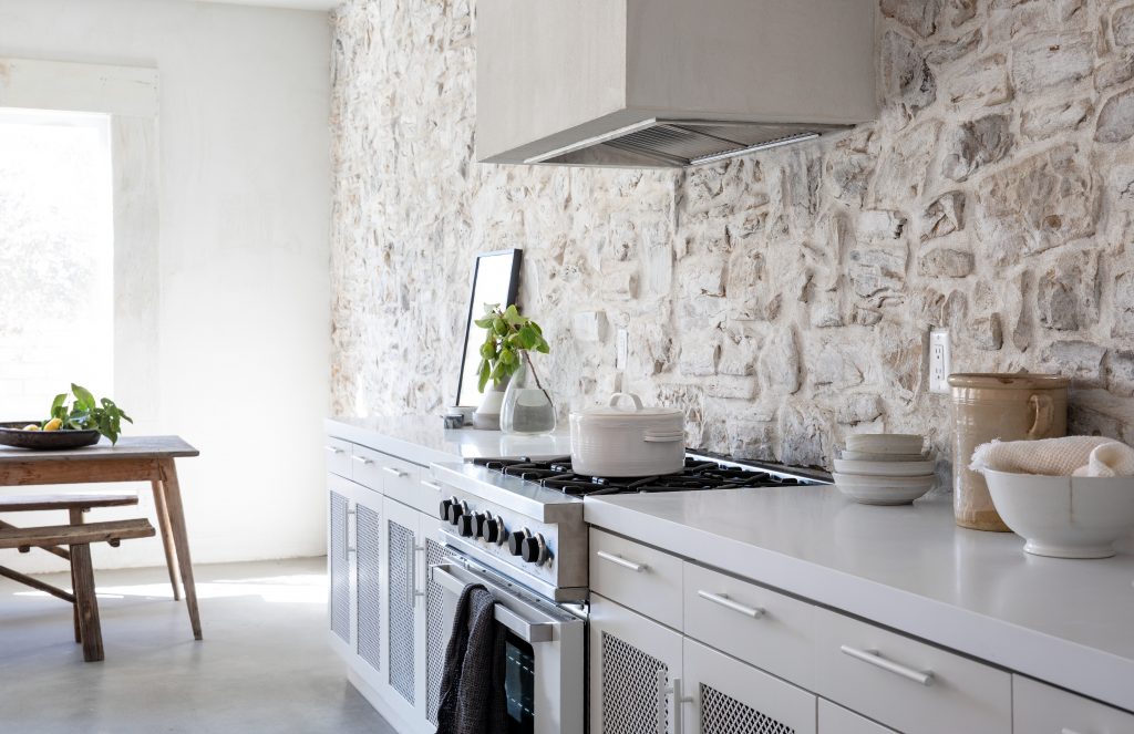 Eldorado Stone’s Lucera Hillstone veneer adds rustic warmth to this otherwise modern-leaning kitchen.